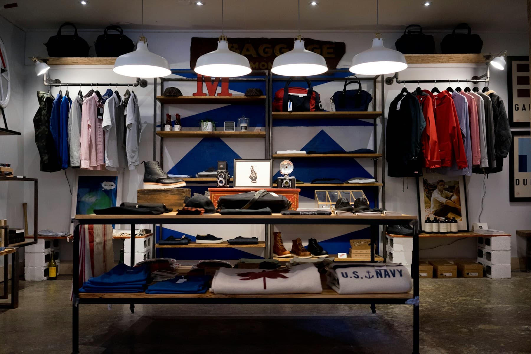 Interior cálido de una tienda local con productos en exhibición